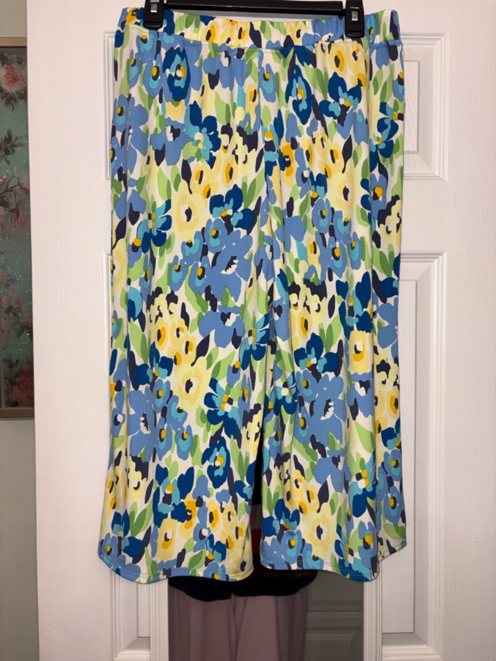 Quacker Factory Blue, Yellow & Green Floral Cropped Pant - Picture 4 of 6